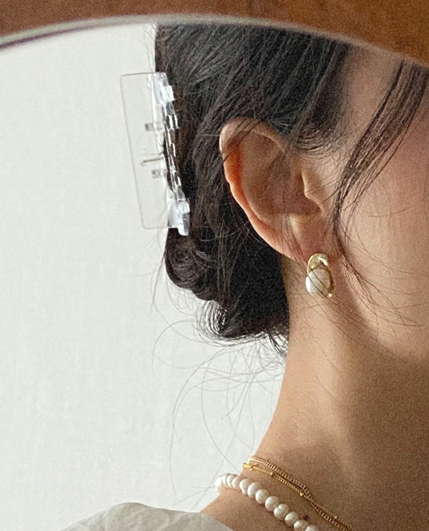 gold pearl earring